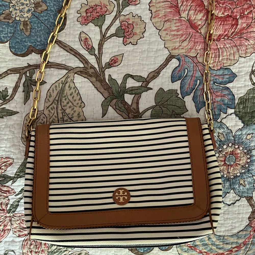 Tory Burch Viva Crossbody bag. Leather with gold chain. 👜✨💕